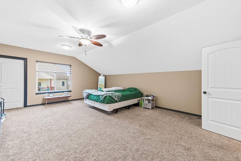 Welcome to this beautifully maintained 6-bedroom, 4-bath home - photo 21