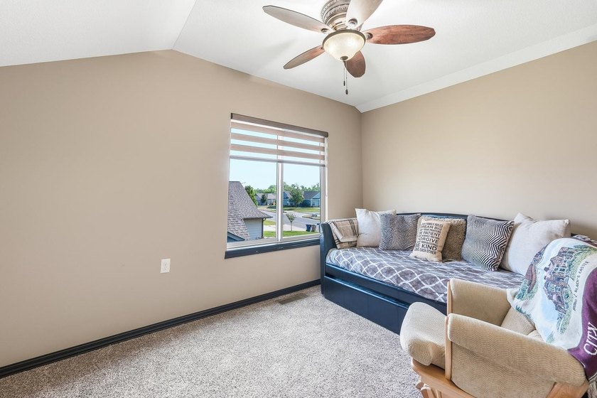 Welcome to this beautifully maintained 6-bedroom, 4-bath home - photo 23