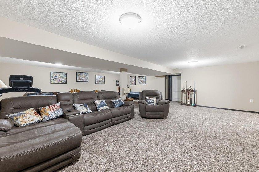 Welcome to this beautifully maintained 6-bedroom, 4-bath home - photo 27