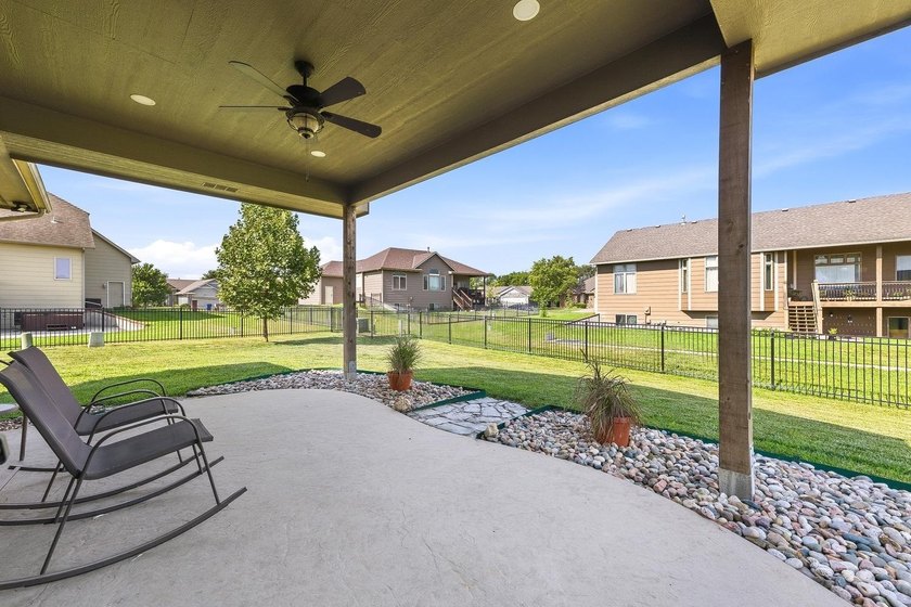Welcome to this beautifully maintained 6-bedroom, 4-bath home - photo 35