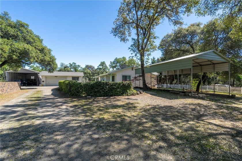 Welcome to this stunning custom-built home that sits on 3.91 - photo 40