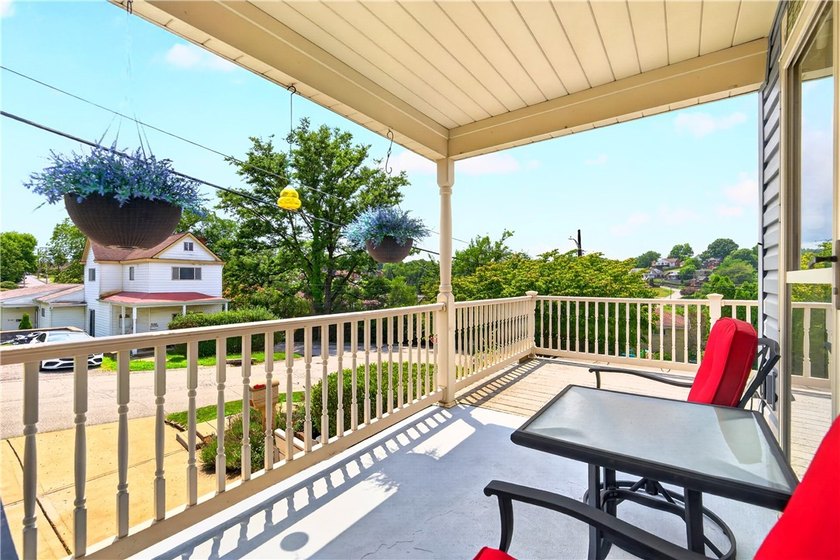Spacious 3 Bedroom on Fabulous Corner Lot offering exceptional - photo 6