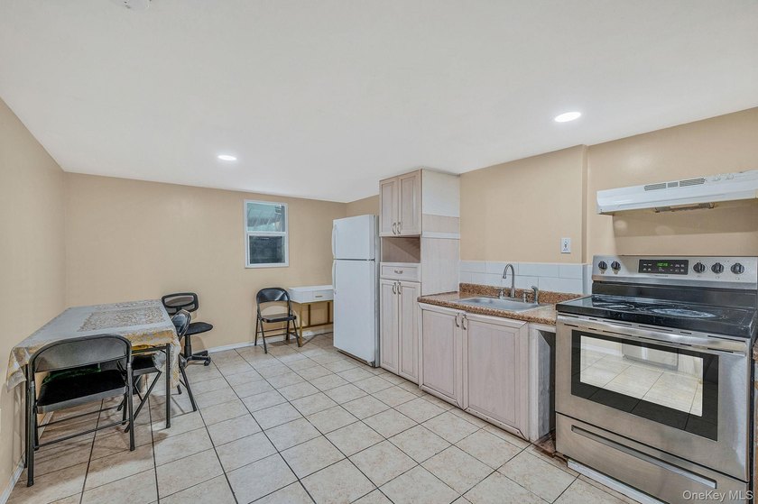 Charming and cozy starter home with very low taxes! This lovely - photo 18