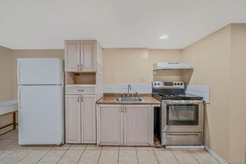 Charming and cozy starter home with very low taxes! This lovely - photo 19