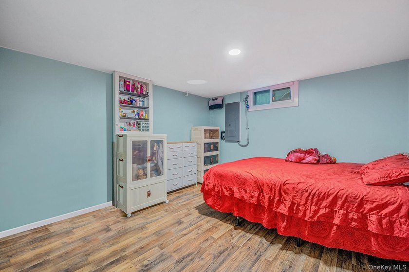 Charming and cozy starter home with very low taxes! This lovely - photo 21
