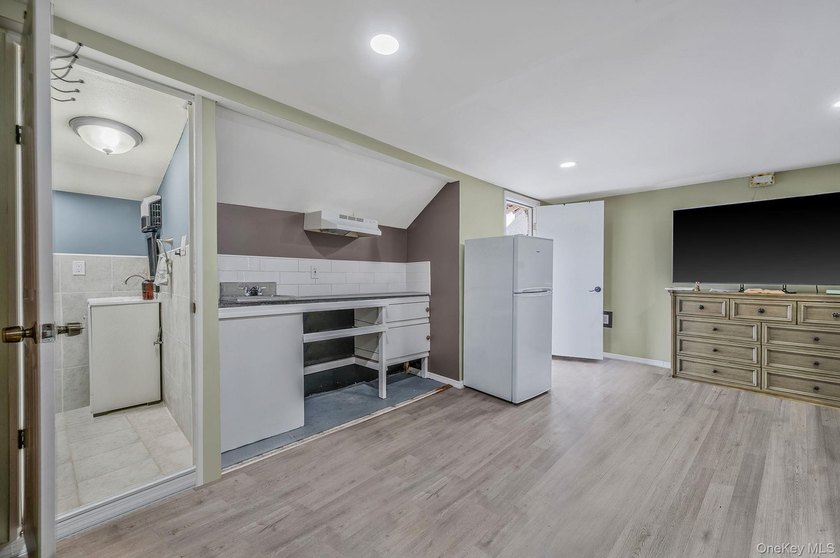 Charming and cozy starter home with very low taxes! This lovely - photo 28