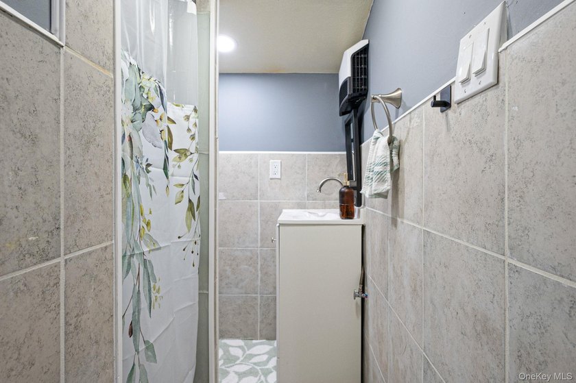 Charming and cozy starter home with very low taxes! This lovely - photo 30