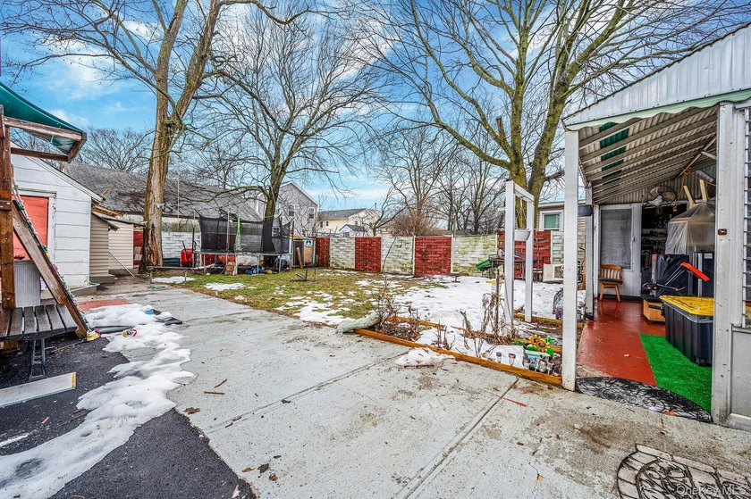 Charming and cozy starter home with very low taxes! This lovely - photo 37