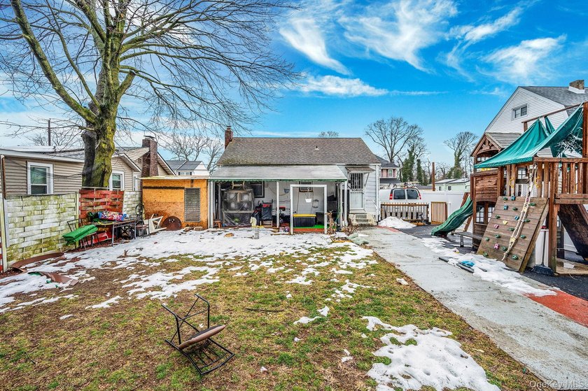 Charming and cozy starter home with very low taxes! This lovely - photo 39
