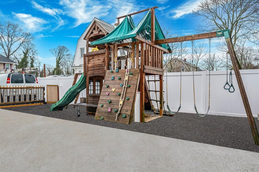 Charming and cozy starter home with very low taxes! This lovely - photo 44
