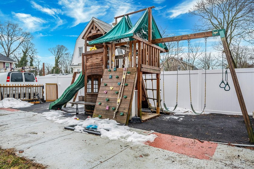 Charming and cozy starter home with very low taxes! This lovely - photo 45