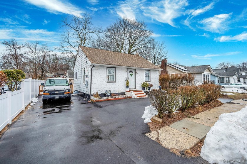 Charming and cozy starter home with very low taxes! This lovely - photo 46