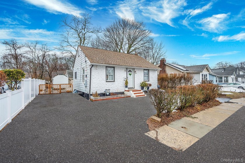 Charming and cozy starter home with very low taxes! This lovely - photo 48