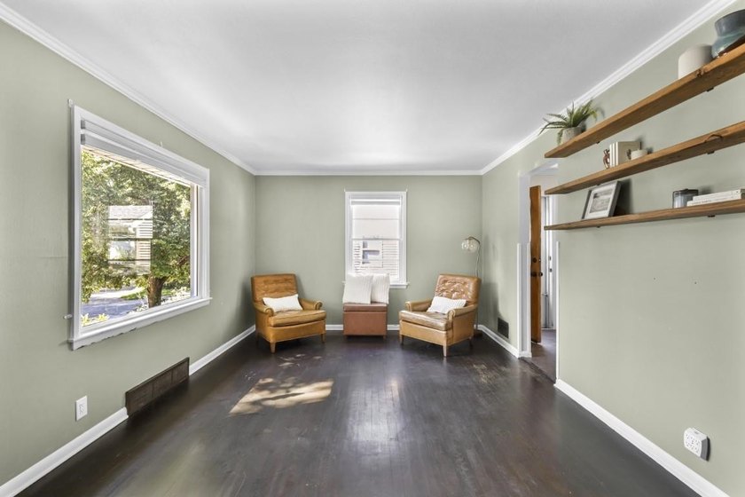 Darling Cape Cod bungalow conveniently located in a friendly - photo 13