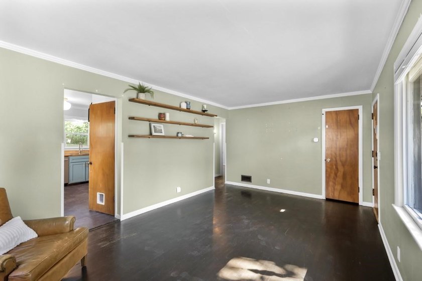 Darling Cape Cod bungalow conveniently located in a friendly - photo 14