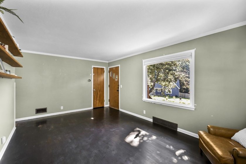 Darling Cape Cod bungalow conveniently located in a friendly - photo 15