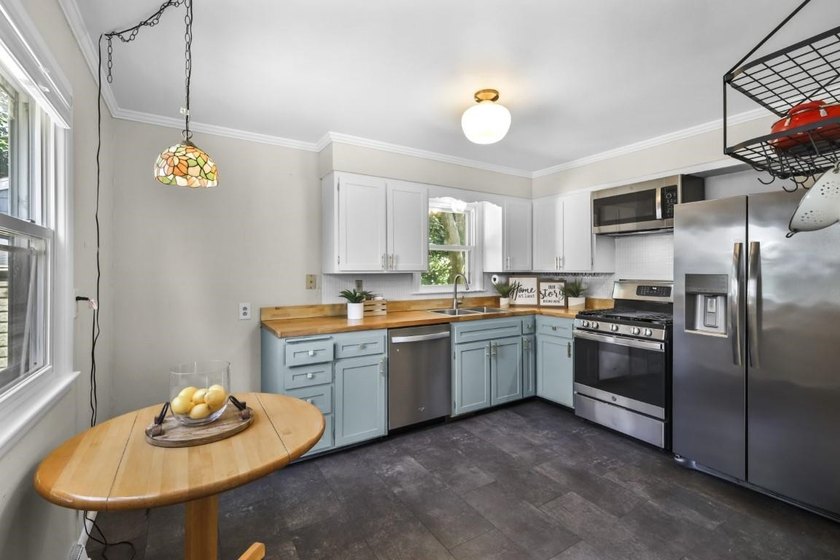 Darling Cape Cod bungalow conveniently located in a friendly - photo 18