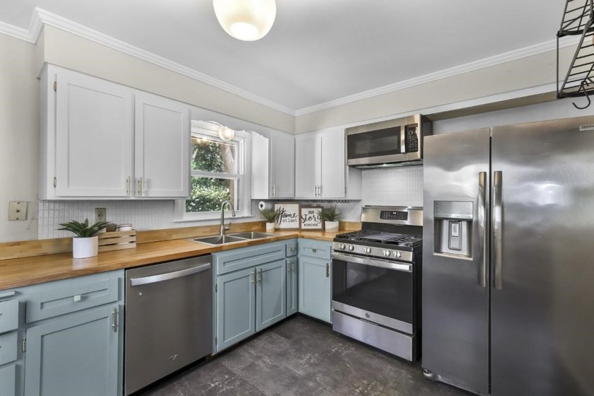 Darling Cape Cod bungalow conveniently located in a friendly - photo 19