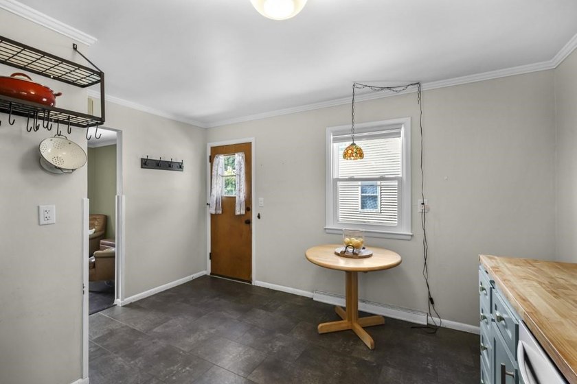 Darling Cape Cod bungalow conveniently located in a friendly - photo 22