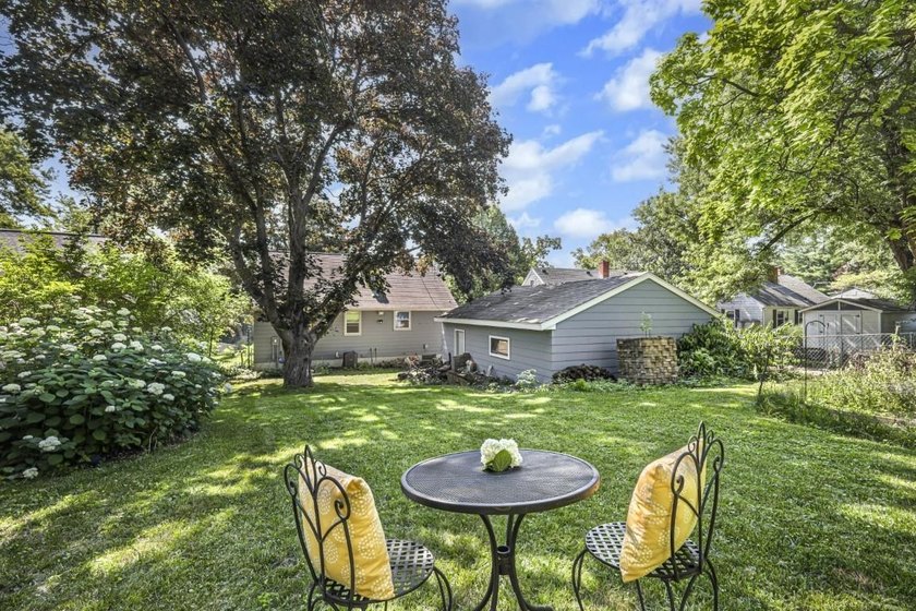 Darling Cape Cod bungalow conveniently located in a friendly - photo 29