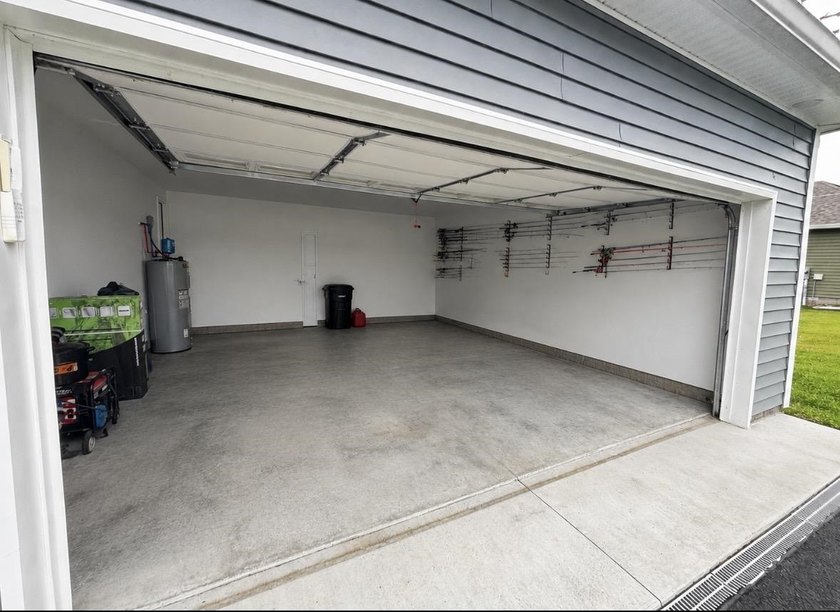Like new and move-in Ready! This beautiful 3 bed 2 bath home was - photo 3