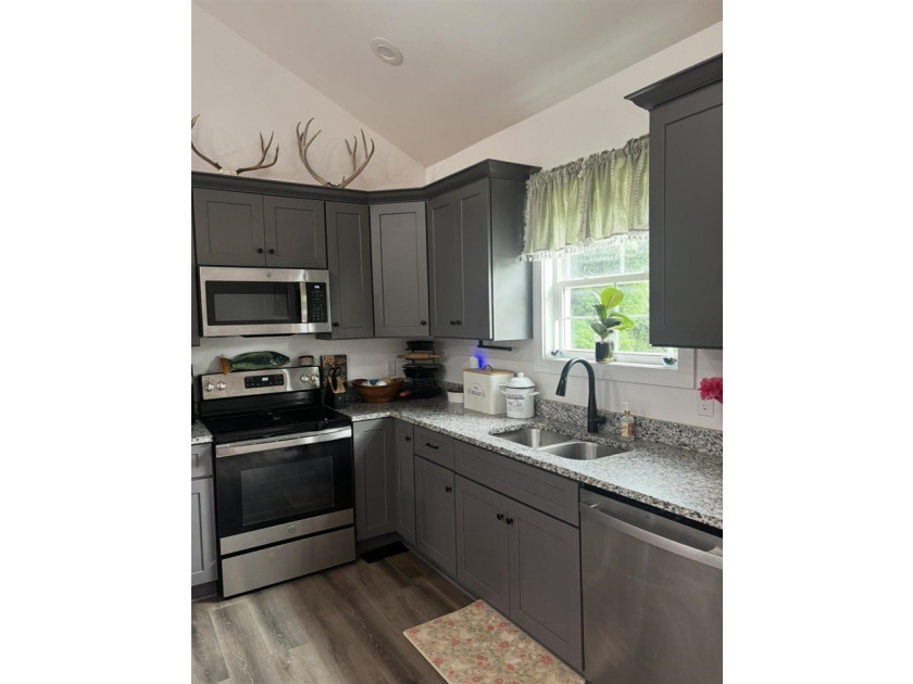 Like new and move-in Ready! This beautiful 3 bed 2 bath home was - photo 7