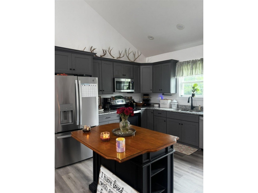 Like new and move-in Ready! This beautiful 3 bed 2 bath home was - photo 8