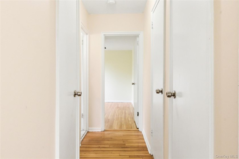 Bright and roomy one bedroom apt on top floor. Large living and - photo 12