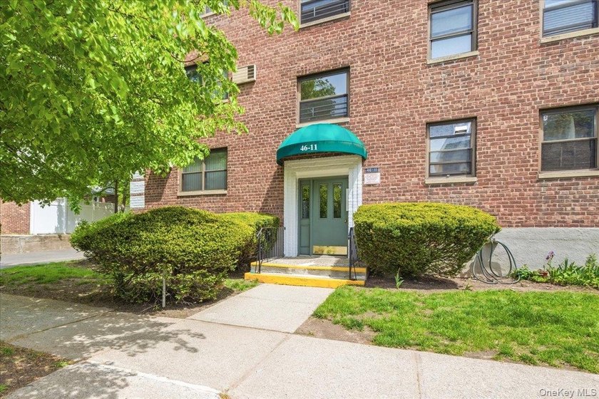 Bright and roomy one bedroom apt on top floor. Large living and - photo 16