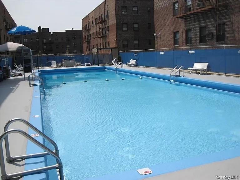 Bright and roomy one bedroom apt on top floor. Large living and - photo 18