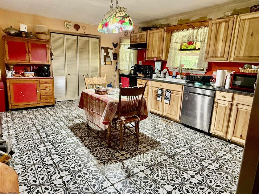 Country living at its best! This two-story home just needs a - photo 8