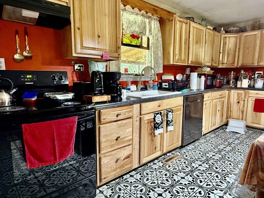 Country living at its best! This two-story home just needs a - photo 10