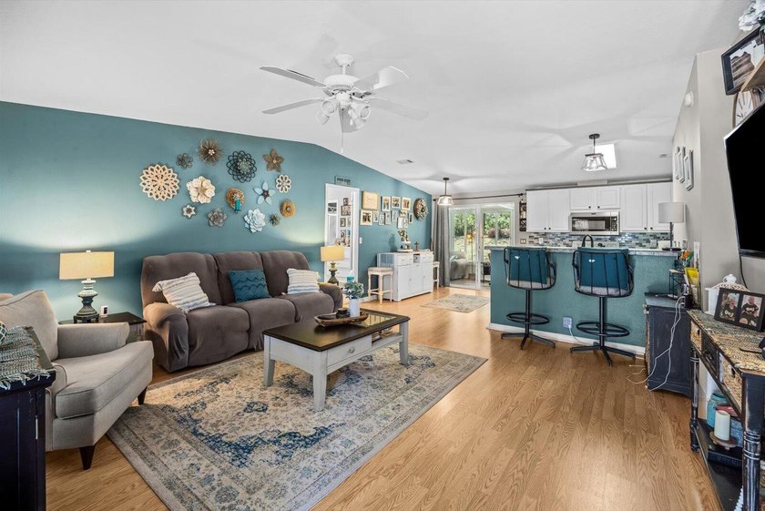 WOW! HUGE PRICE REDUCTION!! Tucked away in a corner on a - photo 10