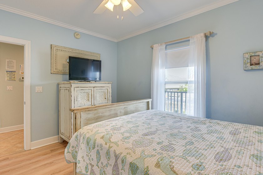 This beautifully maintained 2-bedroom, 2-bath condo is sold - photo 18