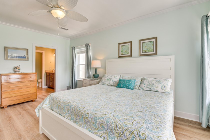 This beautifully maintained 2-bedroom, 2-bath condo is sold - photo 29