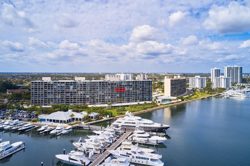 Sophisticated, elevated, and fully reimagined, this 2-bedroom - photo 2