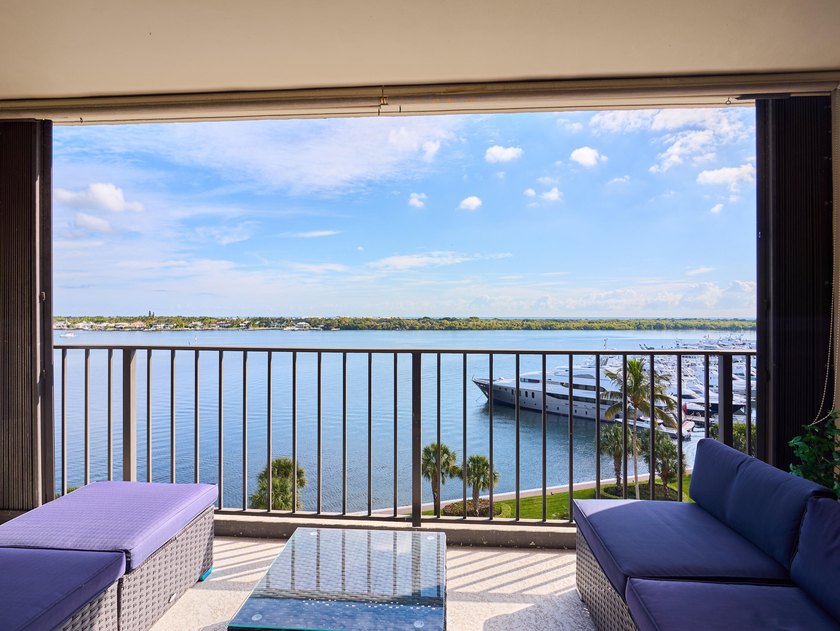 Sophisticated, elevated, and fully reimagined, this 2-bedroom - photo 4