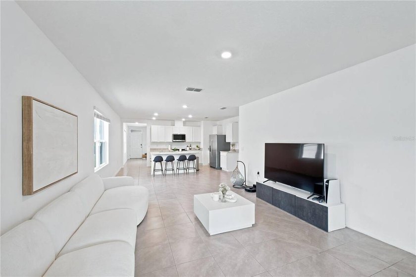 Welcome to this beautifully maintained 3-bedroom, 2-bathroom - photo 11