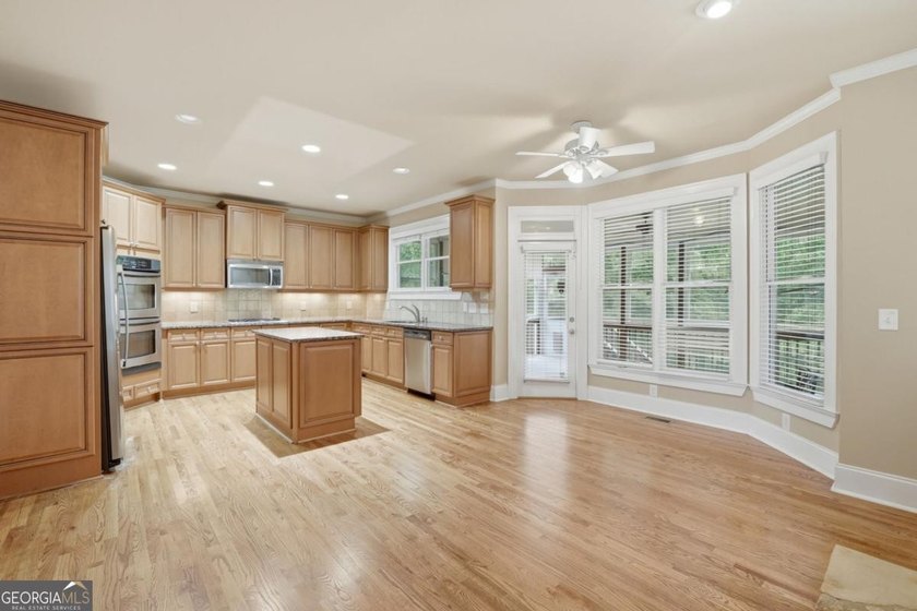 You will love this 6-bedroom home with the primary suite on the - photo 13