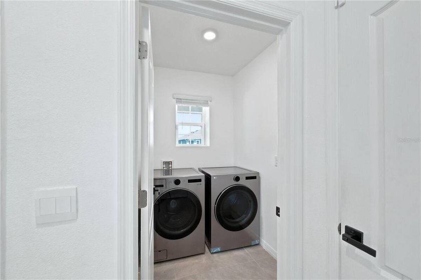 Welcome to this beautifully maintained 3-bedroom, 2-bathroom - photo 13