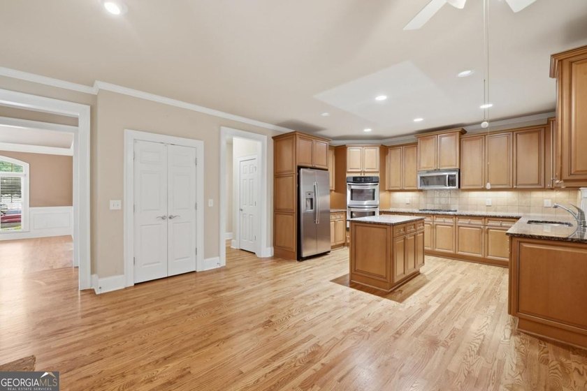 You will love this 6-bedroom home with the primary suite on the - photo 14