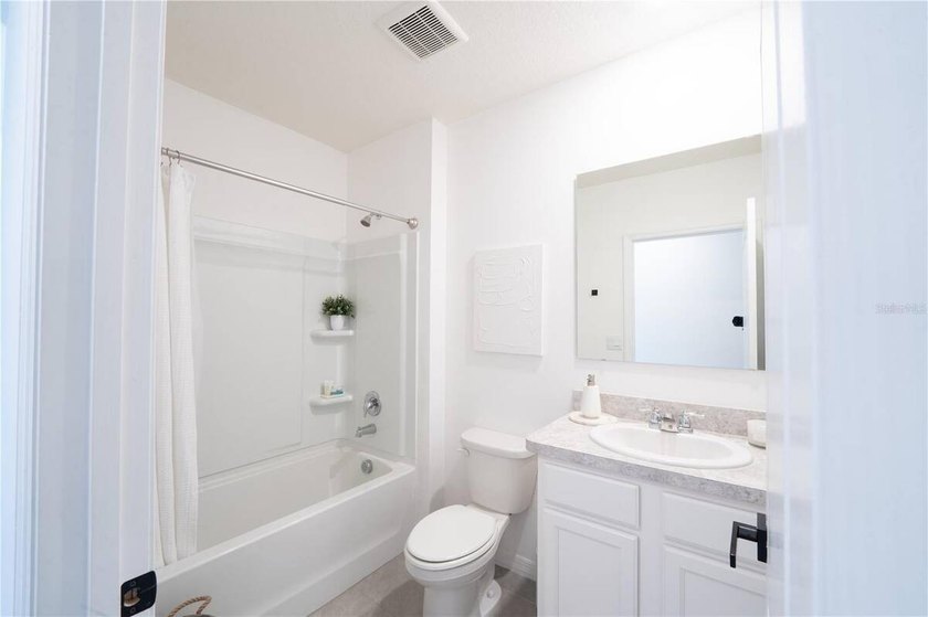 Welcome to this beautifully maintained 3-bedroom, 2-bathroom - photo 15