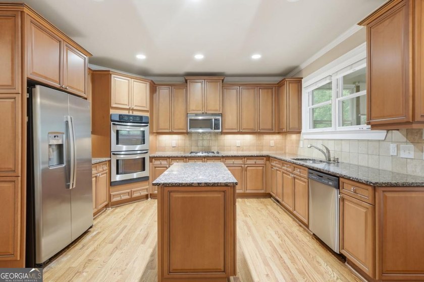 You will love this 6-bedroom home with the primary suite on the - photo 16