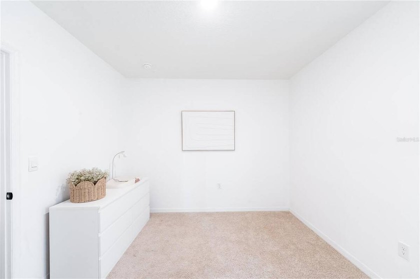 Welcome to this beautifully maintained 3-bedroom, 2-bathroom - photo 17