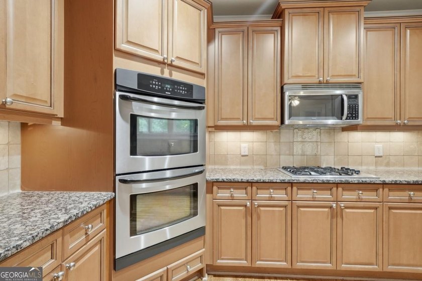 You will love this 6-bedroom home with the primary suite on the - photo 18