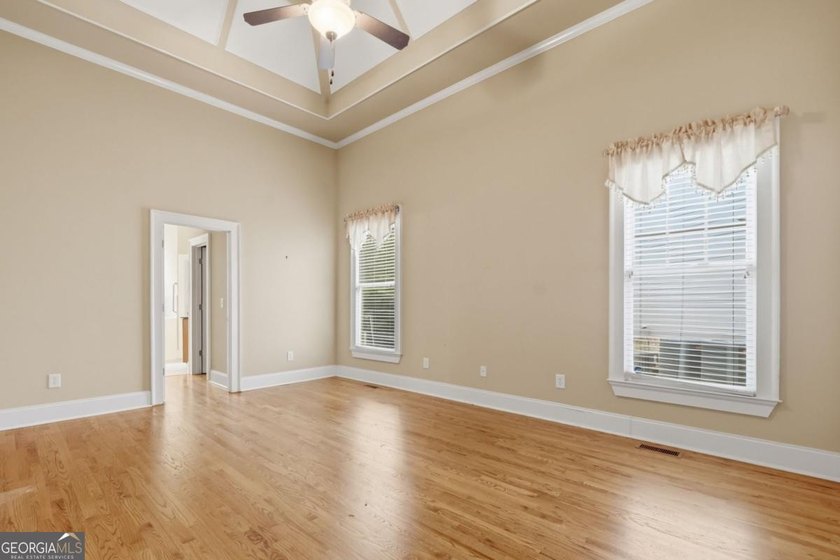 You will love this 6-bedroom home with the primary suite on the - photo 22