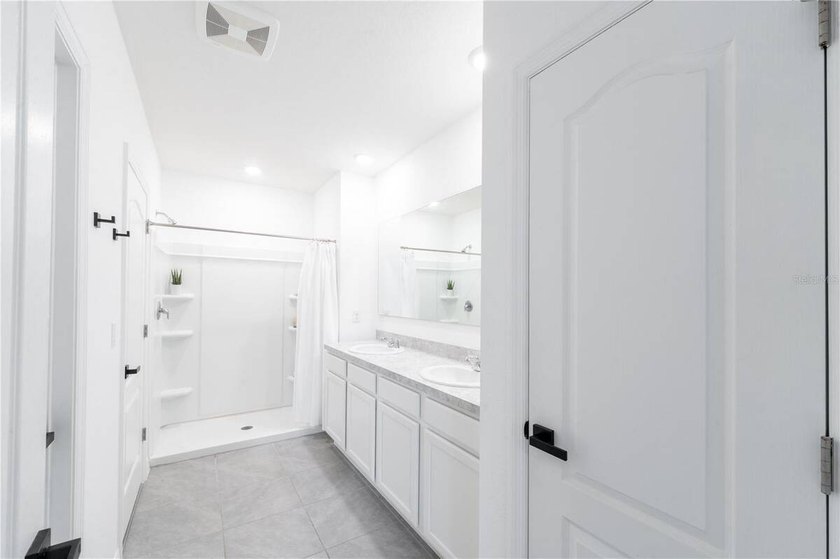 Welcome to this beautifully maintained 3-bedroom, 2-bathroom - photo 22