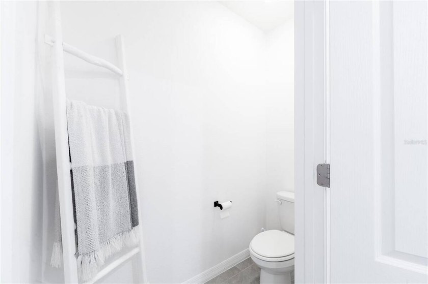 Welcome to this beautifully maintained 3-bedroom, 2-bathroom - photo 23