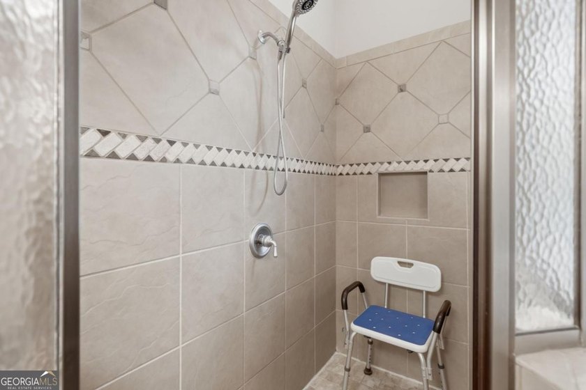 You will love this 6-bedroom home with the primary suite on the - photo 26