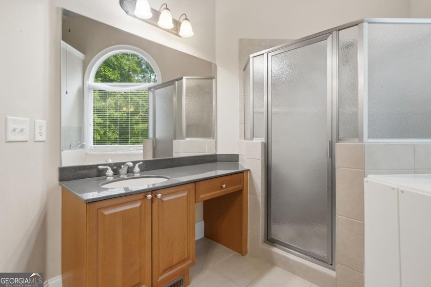 You will love this 6-bedroom home with the primary suite on the - photo 28